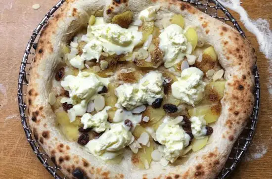 Pizza mit Apfel, Mandeln, Rosinen und Mascarpone