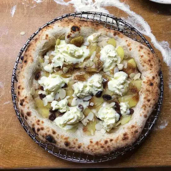 Pizza mit Apfel, Mandeln, Rosinen und Mascarpone