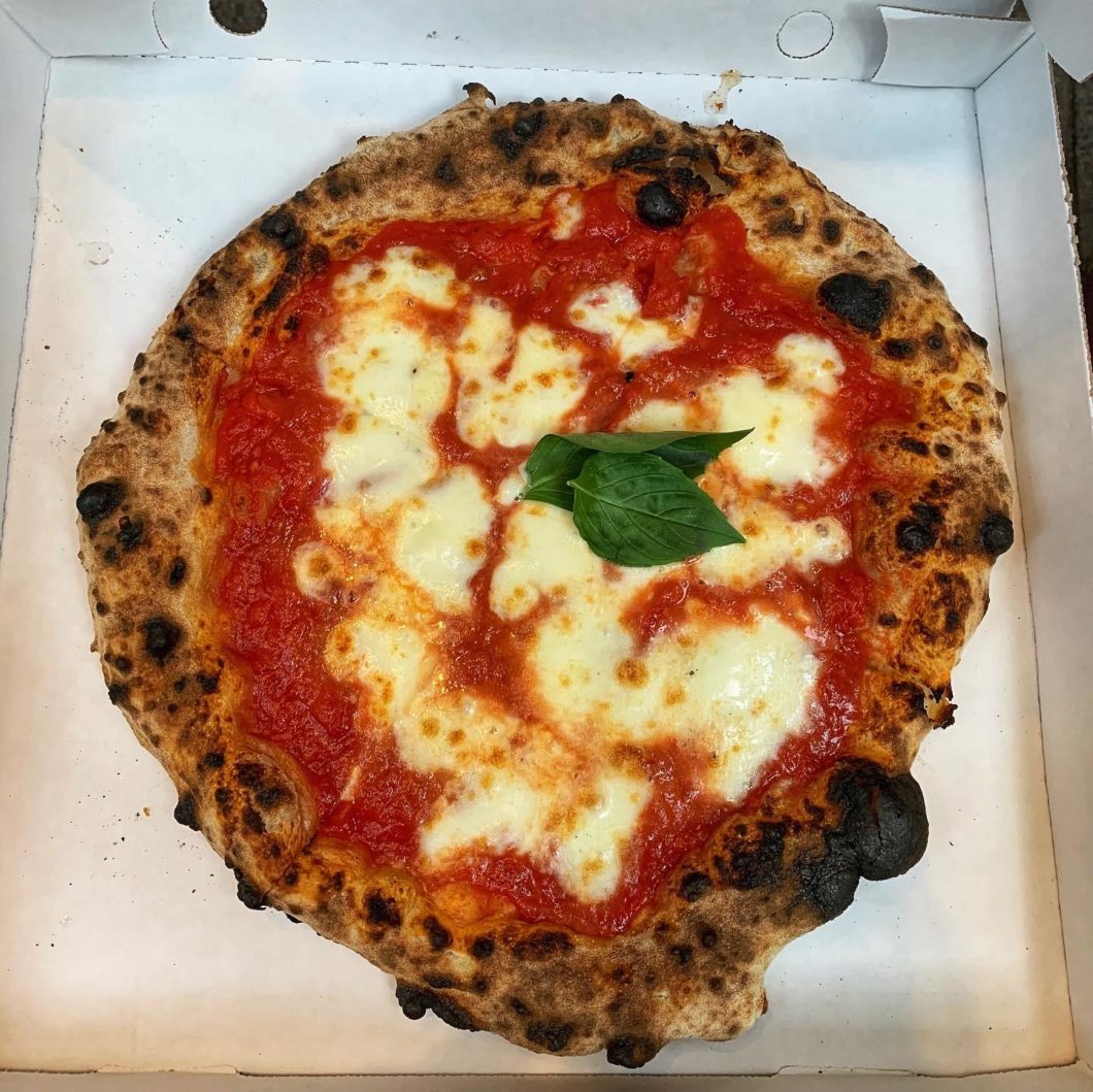 Klassische, saftige neapolitanische Pizza im Tazzi (Hamburg) | manopasto