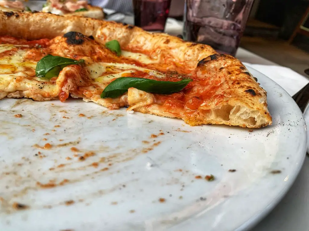 Seitenschnitt der La Pizza Pizza aus München