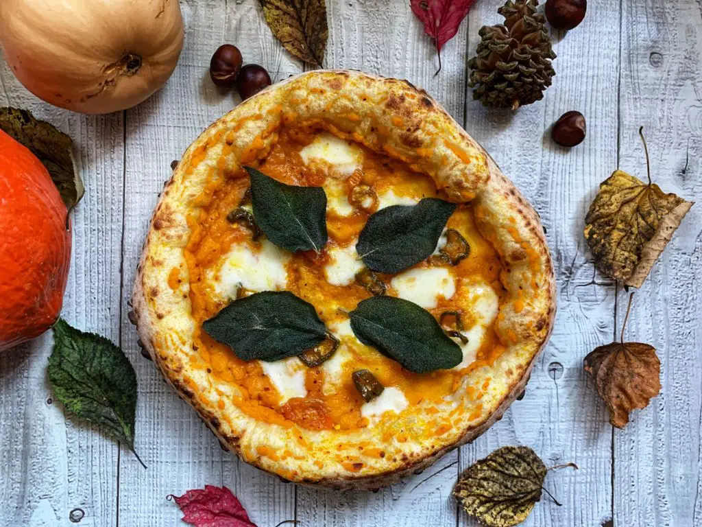 Pizza mit scharfer Kürbiscreme