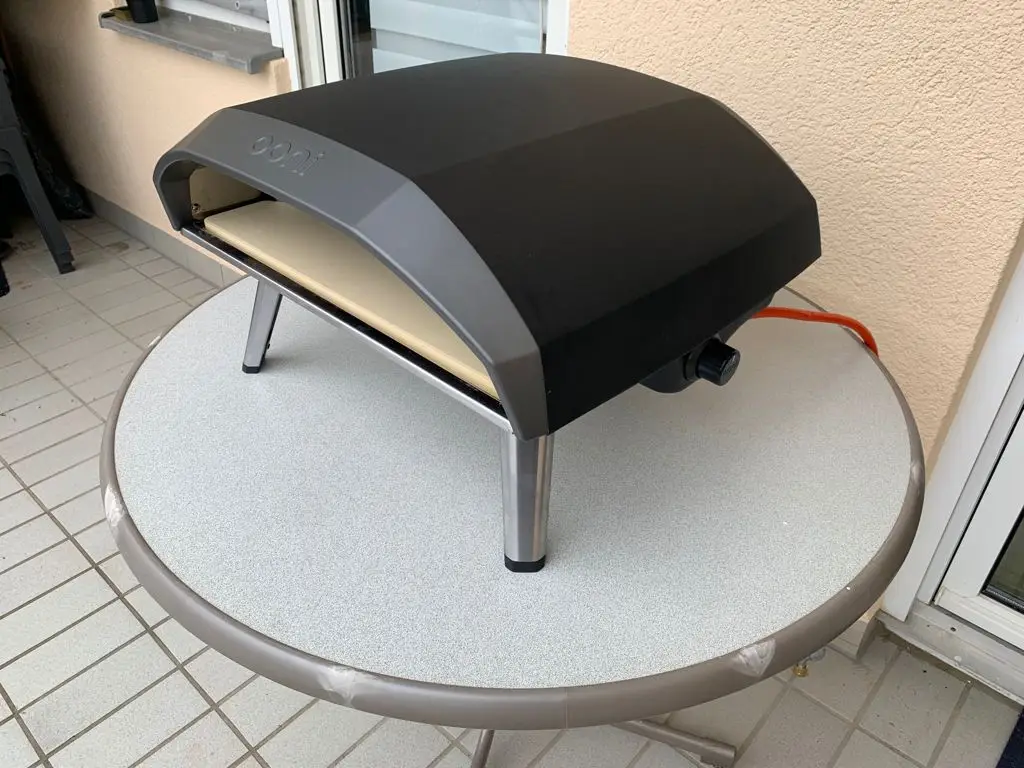 Ooni Koda 16 Gas Pizzaofen von der Seite