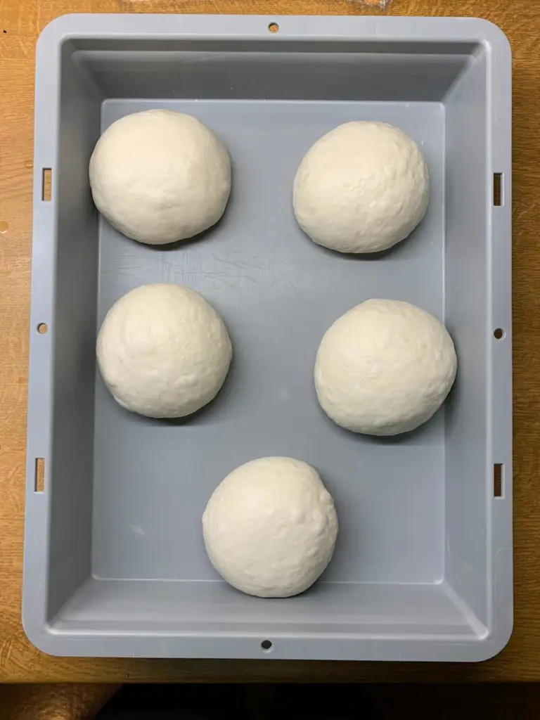 Poolish Teiglinge vor der Gare im Kühlschrank