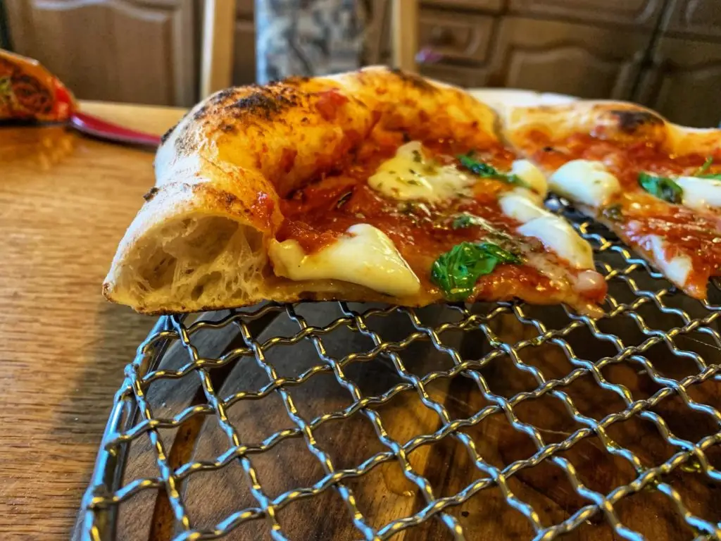 Seitenansicht der Neapolitanischen Pizza mit 100 Prozent Poolish