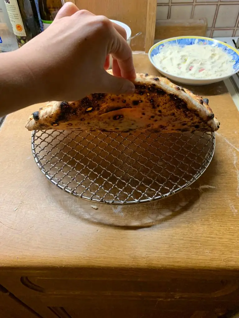 Boden der Neapolitanischen Pizza mit Autolyse
