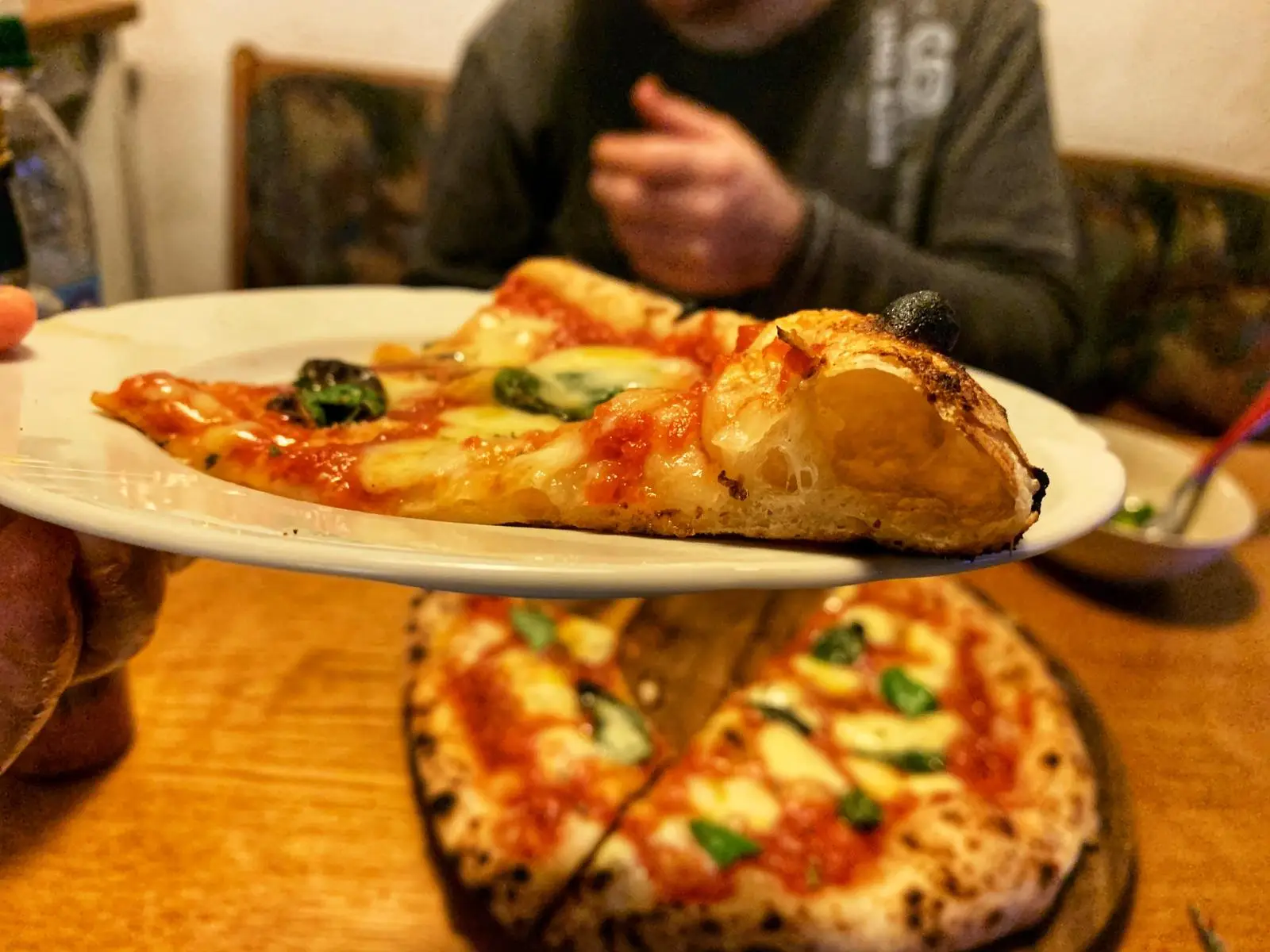 Seitenansicht der Neapolitanischen Pizza mit Autolyse