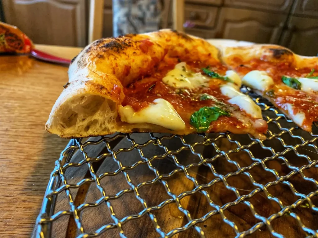 Neapolitanische Pizza mit 100 Prozent Poolish Stück
