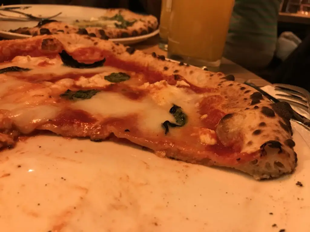 Seitenschnitt der NineOfive Pizza aus München