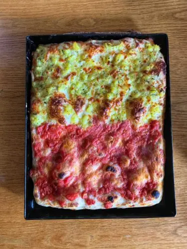 Römische Blechpizza Pizza in Teglia nach dem Backen