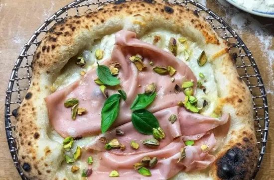 Pizza mit Mortadella, Pistazien und Büffelmozzarella