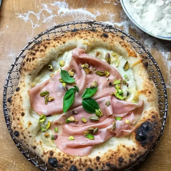 Pizza mit Mortadella, Pistazien und Büffelmozzarella