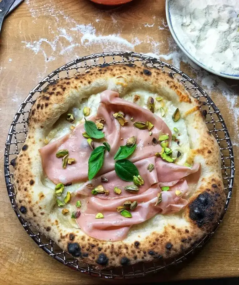 Pizza mit Mortadella, Pistazien und Büffelmozzarella | manopasto