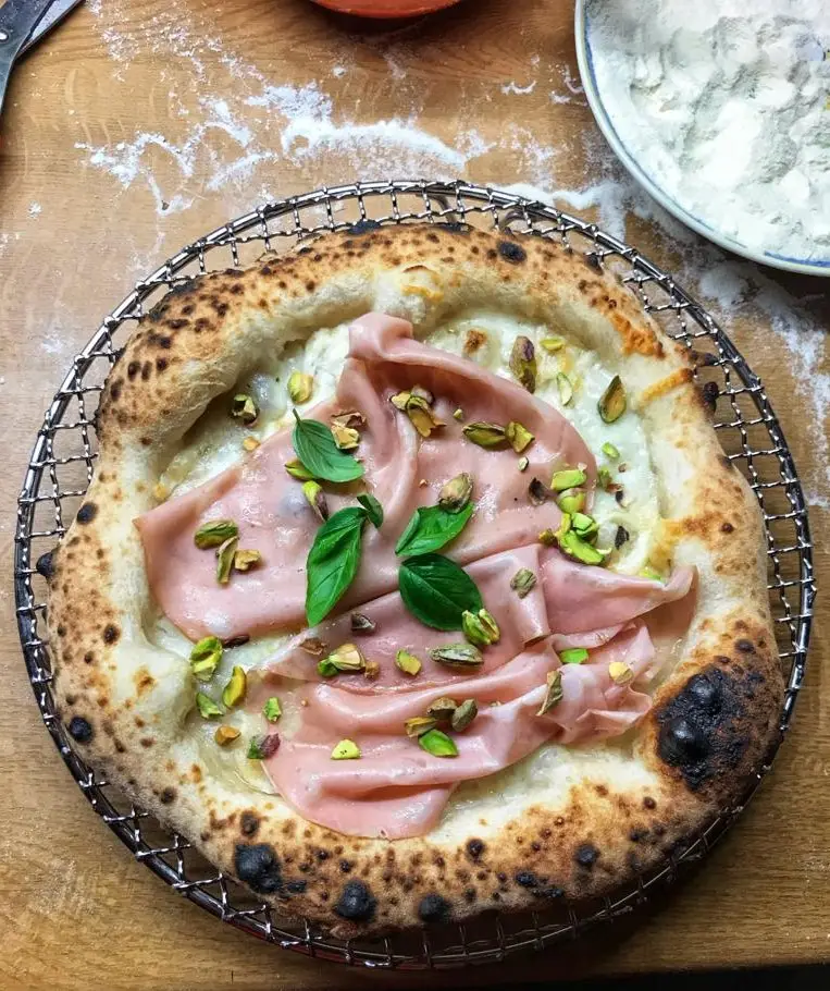 Pizza mit Mortadella, Pistazien und Büffelmozzarella