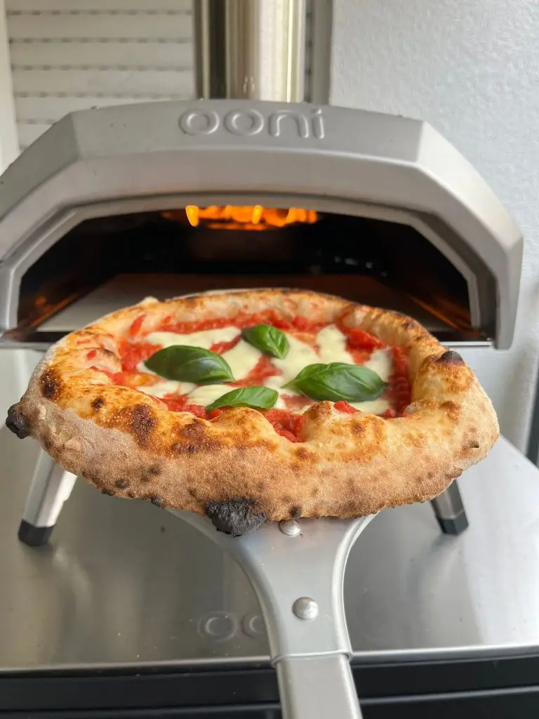 Pizza Margherita gebacken im Ooni Karu 12 mit Holz und Kohle