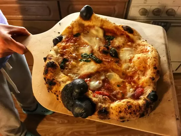 Pizza Luftblasen verbrannt