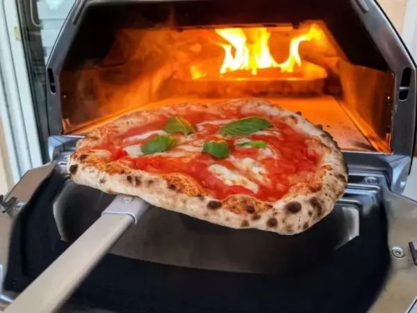 Pizza Margherita aus dem Ooni Karu 16