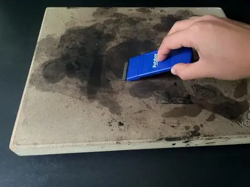 Cleaning pizza stone