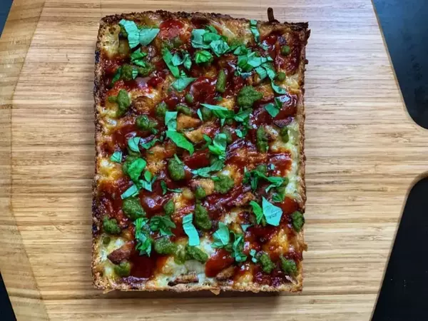 Vegane Hot BBQ Chicken Detroit Style Pizza