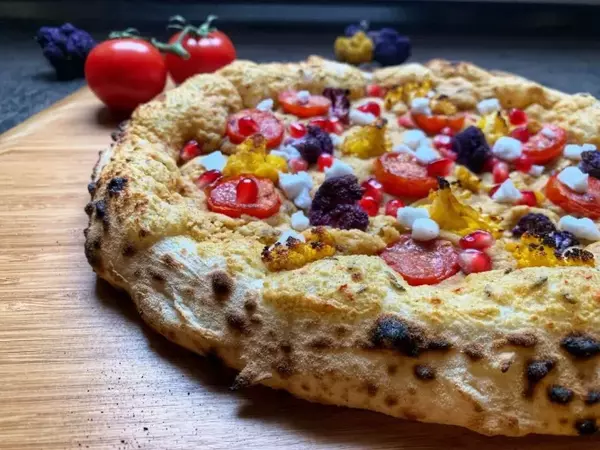 Vegane Pizza Blumenkohl Cherrytomaten Hummus vegane Feta Nahaufnahme