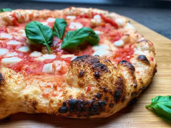 Vegane Pizza Margherita Nahaufnahme