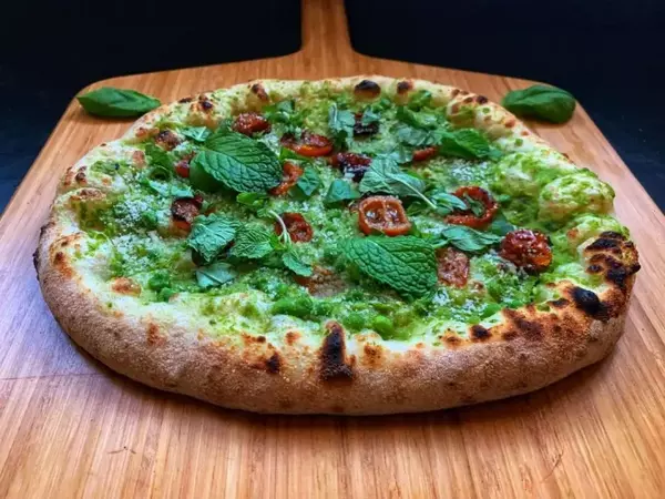 Vegane Pizza mit Erbsencreme
