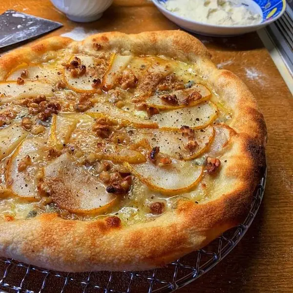 Pizza with pear, buffalo mozzarella, gorgonzola, walnuts and honey