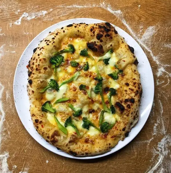 Pizza mit Broccoli geroestete Zwiebelcreme Chili